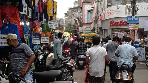 'अत्यावश्‍यक' च्या बहाण्याने बाजारात प्रचंड गर्दी; कडक निर्बंधातही  विनाकारण फिरणारे बेफिकीरच