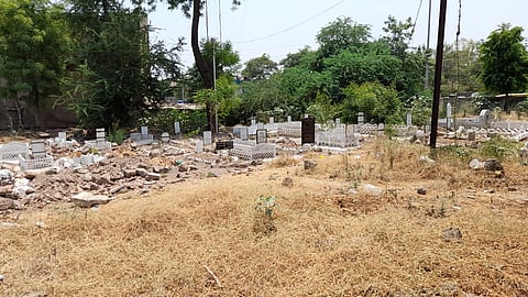 आतापर्यंत शेख नासेरने केला तीनशेपेक्षा जास्त मृतांचा दफनविधी