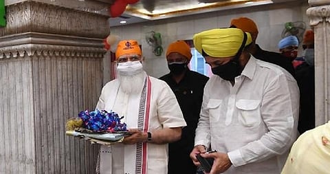 PHOTO : पंतप्रधान मोदी अचानक पोहोचले गुरुद्वारात