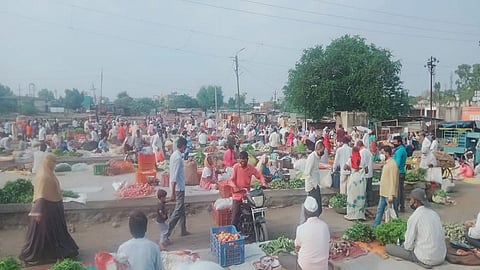 कोरोनाच्या काळात  उस्मानाबाद जिल्ह्यातील आठवडे बाजारात तोबा गर्दी होत आहे.