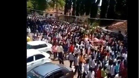 कोरोना पायदळी; घोड्याच्या अंत्ययात्रेला गर्दी, पाहा व्हिडिओ