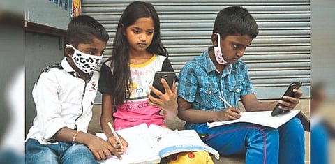 भाष्य : हवा ऑनलाइन-ऑफलाइनचा मेळ