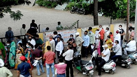 जालना - कोरोना लसीकरण केंद्रावर नागरिकींची लसीसाठी गर्दी.