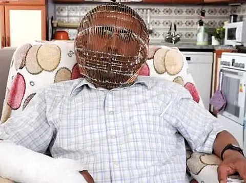 व्यसन सोडण्यासाठी नामी शक्कल! पिंजऱ्यात कैद केलं डोकं