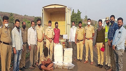 नाकाबंदी दरम्यान आढळला आठ लाख किंमतीचा गांजा