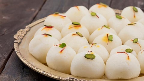 30 मिनिटांत घरीच बनवा स्पंजी रसगुल्ले; सोपी रेसिपी