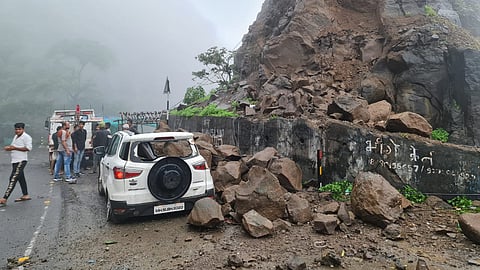 बाप रे! माळशेज घाटात चहा प्यायला उतरले अन् कारवर कोसळली दरड