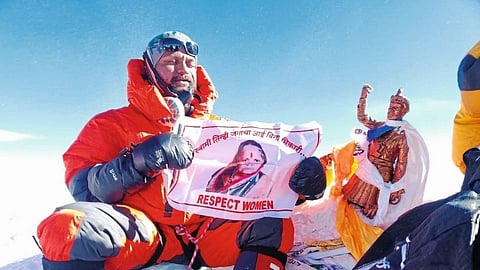 ब्रेन हॅमरेजमुळे आईला झालेला  त्रास मला सहन होईल का? पोलिसाने केले एव्हरेस्ट शिखर सर 