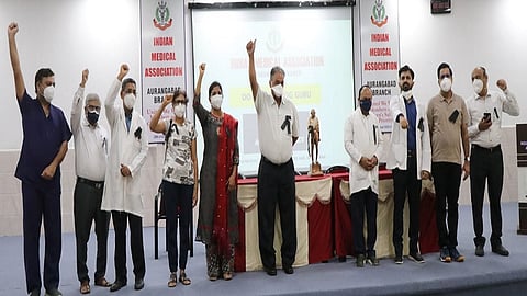 औरंगाबाद - इंडियन मेडिकल असोसिएशनच्या वतीने रामदेव बाबाविरोधात निदर्शने करण्यात आली. (छायाचित्र - सचिन माने)