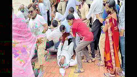 वाळूज परिसरातील (जि.औरंगाबाद) बजाजनगर येथील लसीकरण केंद्रावर सोमवारी झालेली चेंगराचेंगरी.