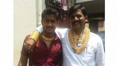 खुनातील आरोपी शुभम फुगे (लाल शर्ट) त्याचे वडील गोल्ड मॅन दत्ता फुगे समवेत.