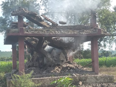 जळत्या चितेवर कोसळले काँक्रीटचे दहन शेड, ग्रामस्थ थोडक्यात बचावले