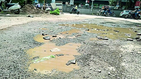 पुणे : रस्त्यात खड्डे की खड्ड्यात रस्ते?