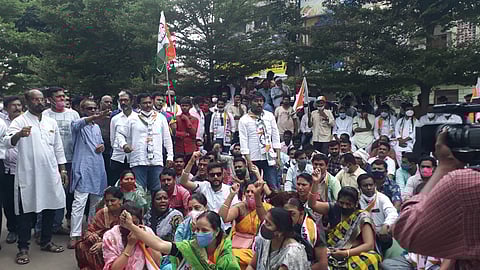 ‘अनिल बाबू आगे बढो हम तुम्हारे साथ है’; ईडीच्या कारवाईचा निषेध