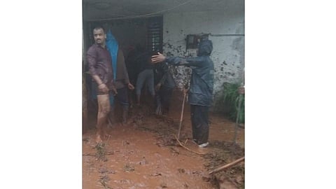राधानगरीत  झाडासह डोंगराचा भाग घरात घुसुन 3 महीला जखमी 