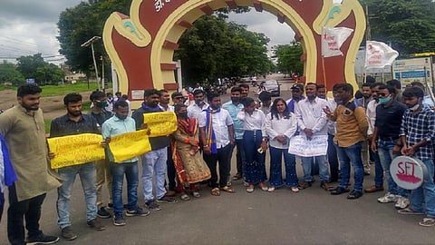 औरंगाबाद - महागाई आणि बेरोजगारी विरोधात डाॅ. बाबासाहेब आंबेडकर मराठवाडा विद्यापीठासह शहरातील विद्यार्थी आणि युवक संघटनांच्या वतीने विद्यापीठ गेटवर निदर्शने करण्यात आली. 