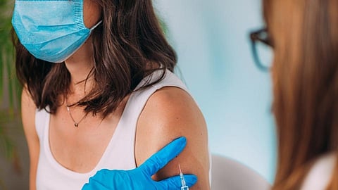 कोव्हॅक्‍सिन की कोव्हिशील्ड; गर्भवती महिलेने कोणती लस घ्यावी?
