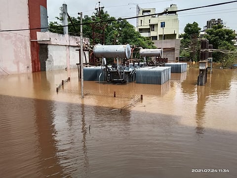 Kolhapur Flood - जीव धोक्यात घालून महावितरण कर्मचाऱ्यांची कामगिरी