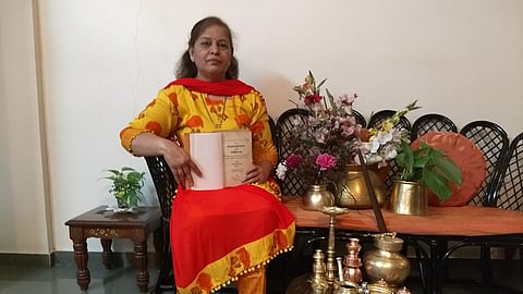अनुजा जोशी यांनी जतन केल्या सुमारे १०० वर्षे जुन्या वस्तू