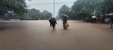 कोल्हापूर - बावडा स्मशानभुमीला पुराचा वेढा; अंत्यसंस्कार बंद
