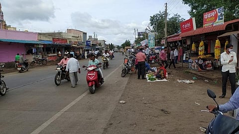 कोरोनाचा पडला विसर! सांगोल्यात विकेंडमध्ये ही सर्व व्यवहार सुरूच