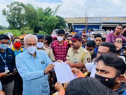 कर्नाटकात येण्यास कोरोना चाचणी आवश्यक; संतप्त नागरिकांचा रास्ता रोको
