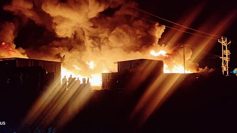 Pune : प्लास्टिकच्या टाकाउ माल गोडाउनला आग 