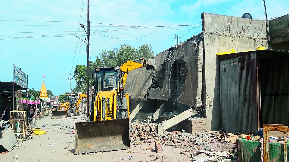 पैठण (जि.औरंगाबाद) : नाथ मंदिर परिसरातील यात्रा मैदानावरील अनधिकृत गाळ्यांवर गुरुवारी जेसीबी चालविण्यात आला.