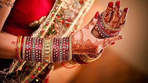 अशी काळजी घ्या अन् वर्षानुवर्षे नवीन ठेवा लग्नातील चुडा