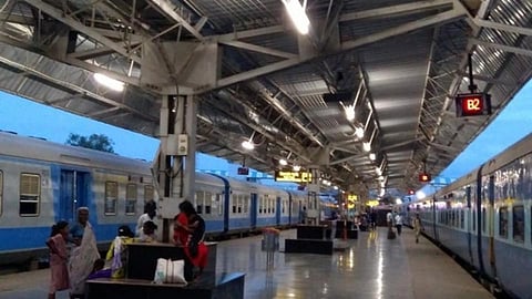 प्रॉक्‍सिमिटी सेन्सर ! रेल्वे प्लॅटफॉर्मवर येताच ऑन होतात लाईट्‌स