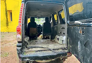 चोरलेल्या गायीसह वाहन फसले चिखलात