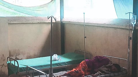 रूग्णांवर व्हरांड्यात उपचार घेण्याची वेळ 