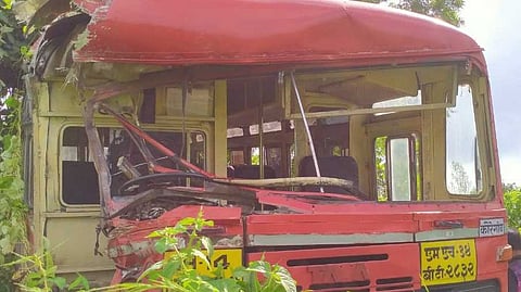 विक्रमगडमध्ये दोन एसटी बसची समोरासमोर धडक, ५० प्रवासी जखमी