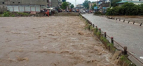 रस्त्यावरील पूल बंद