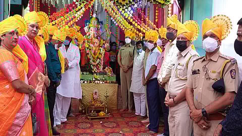 उदगीर (जि.लातूर) : आजोबा गणपतीचे विसर्जन महाआरतीने सुरुवात करताना पोलीस अधीक्षक निखील पिंगळे, अतिरिक्त पोलीस अधीक्षक हिम्मत जाधव, अपर जिल्हाधिकारी अरविंद लोखंडे, उपजिल्हाधिकारी डॉ. प्रविण मेंगशेट्टी, पालिकेचे मुख्याधिकारी भारत राठोड, तहसीलदार रामेश्वर गोरे, माजी नगराध्यक्ष राजेश्वर निटूरे आदी.
