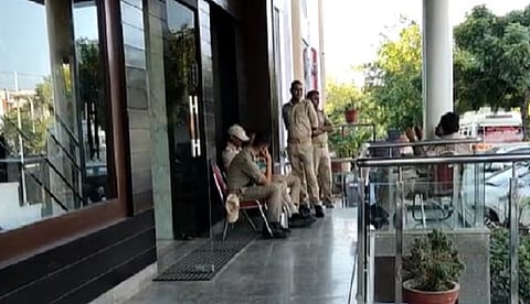 हॉटेलमध्ये पोलिसांच्या छाप्यावेळी तरुणाचा मृत्यू; ६ जण निलंबित