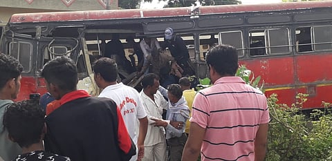 मोहेगावनजीक ट्रक व एसटी बसचा अपघात; प्रवासी जखमी