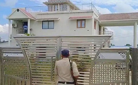 महिला सरपंचाची 11 कोटींची संपत्ती, भ्रष्टाचाराच्या तक्रारीनंतर छाप्यात उघड