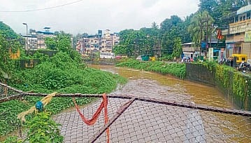 शिव नदीतील गाळ 
