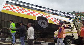 खासगी बस-व्हॅन अपघात,तरुणाचा मृत्यू; सुदैवाने मोठी घटना टळली 