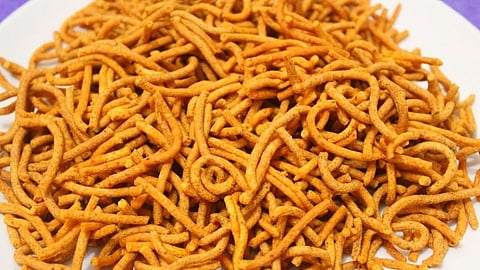 Diwali Festival 2021 : घरीच करा टेस्टी लसूण शेव 