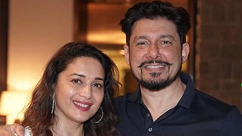 धकधक गर्ल माधुरीचं 'मिस्टर डॉ.नेनेंना स्पेशल गिफ्ट'