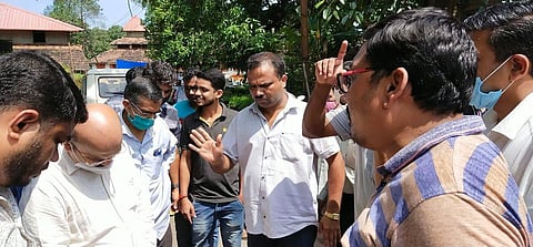 बीएसएनएलच्या अधिकाऱ्यांना नागरिकांनी लावले हाकलून