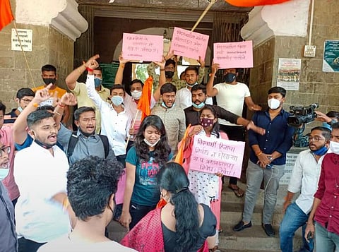 शैक्षणिक शुल्क हप्त्याने भरण्याच्या मागणीसाठी ‘अभाविप’चे स. प. महाविद्यालयात आंदोलन
