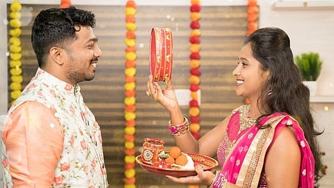 Karwa Chauth 2021 : तुमच्या पत्नीला हमखास आवडेल असे गिफ्ट द्या 
