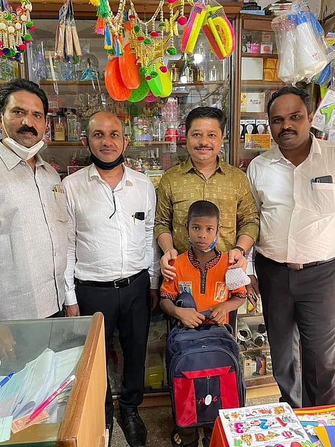 आणि त्याच्या चेहऱ्यावर हसू उमटले
