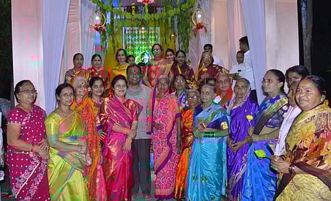 राष्ट्रभूषण महिला मंडळाचे विधायक पाऊल : विधवांना दिला दुर्गामातेच्या आरतीचा मान
