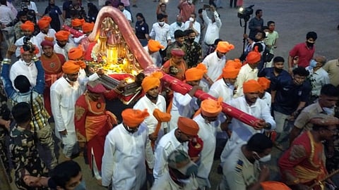 विजया दशमी दसऱ्यानिमित्त श्री अंबाबाईची विजयरथ रूपात पूजा बांधण्यात आली. भवानी मंडपातून पारंपरिक लवाजमा निघाला.  श्री अंबाबाईची पालखीही सजवलेल्या वाहनातून दसरा चौकात आली. 