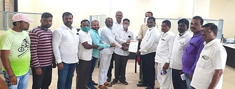 सुहास शेळके यांच्या वर निलंबनासाठी तहसीलदारांना निवेदन.