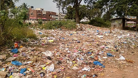 Sangli : खानापूर शहराच्या प्रवेशव्दारी कचऱ्याचा खच
